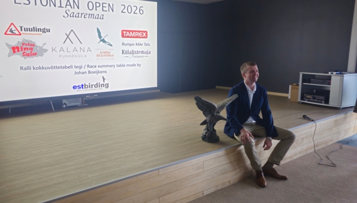 Estonian Open 2026
Õhtujuht ja eelmise ralli võitjatiimi liige Sten Lassmann ja rändkarikas.
Foto: Leho Luigujõe
